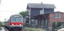 Einfahrt eines Nahverkehrszuges am 16. Juni 2000 in den Bahnhof Westönnen, Richtung Dortmund.
