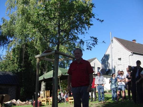 Aus Anlass des 40-jährigen Jubiläums pflanzen Westönner Schützen und Müscheder Musiker einen Baum in der Ortsmitte von Müschede