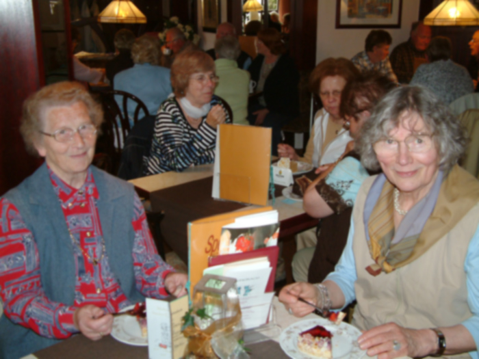 Gäste im Cafe "pöllmann"