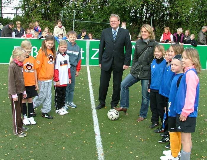 Der Vizepräsident des Deutschen Fußballbundes Hermann Korfmacher aus Gütersloh und die Fußballnationalspielerin Britta Carlson aus Wolfsburg weihen das Minispielfeld am Bahndamm ein.