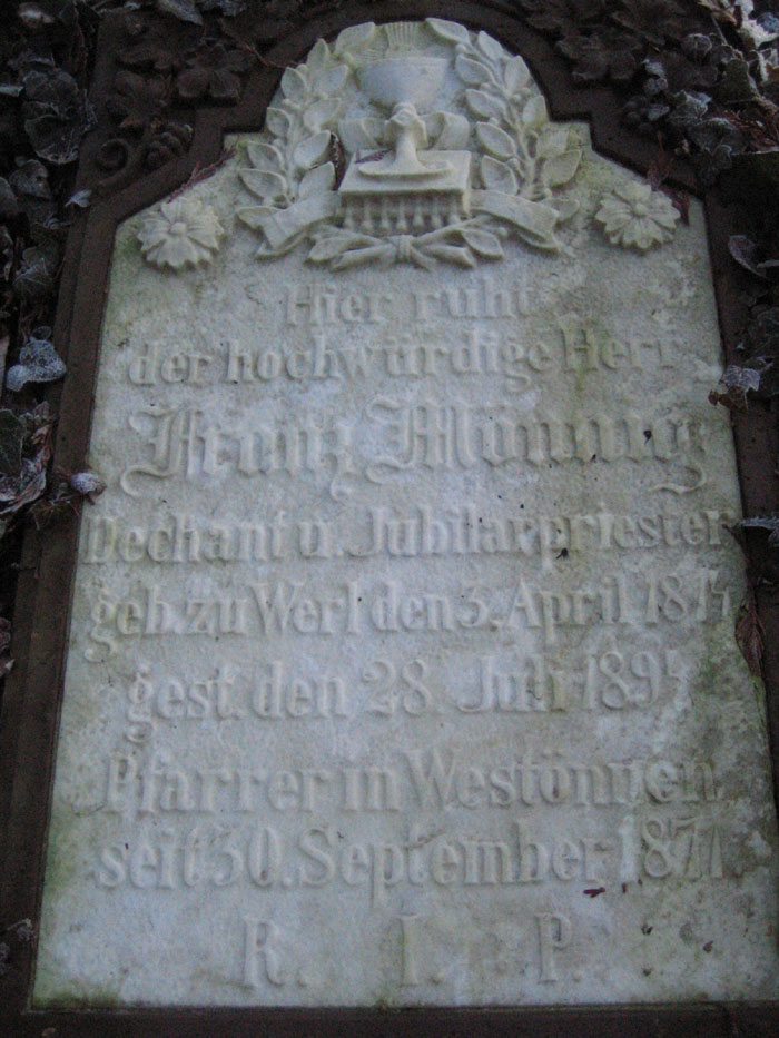 Grabstein von Pfarrer Franz Mönnig auf dem Westönner Friedhof